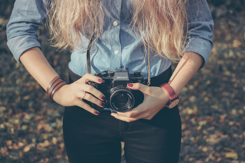 photographe-LANTOSQUE-min_hand-person-girl-woman-camera-photography-614-pxhere.com